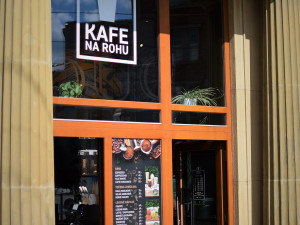 Excelentní káva pod velkoplošnou malbou. Na Náměstí hrdinů otevřela nová stylová kavárna Na rohu