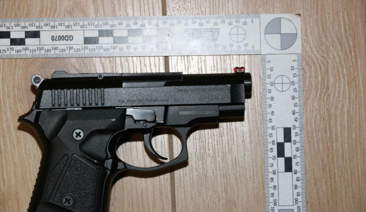 FOTO: Policie zadržela dva distributory drog, u jednoho našla navíc zbraně