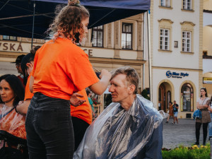 Studenti ze Štursovky na náměstí ostříhali handicapované