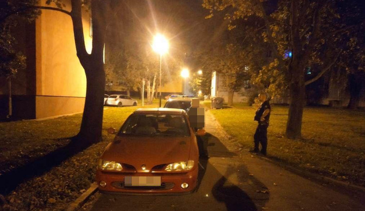 Opilý řidič měl problémy s chůzi a chtěl se domů přiblížit autem. Anonym ho ale nahlásil