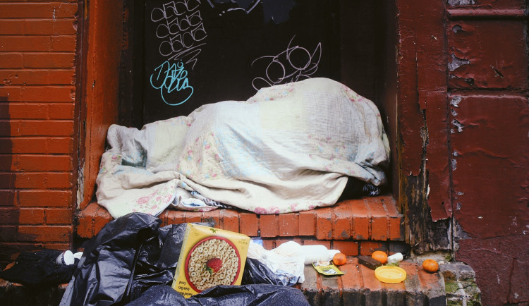 Hádka bezdomovců v přerovském squatu skončila bodnou ránou v břiše