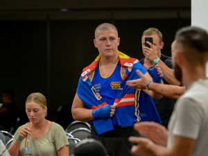 (NE)OBYČEJNÍ: Boxer dobrák! Rozvezl tuny jídla, byl ve ztrátě: Někteří měli slzy v očích, řekl Petr Řezníček