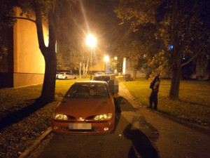 Opilý řidič měl problémy s chůzi a chtěl se domů přiblížit autem. Anonym ho ale nahlásil