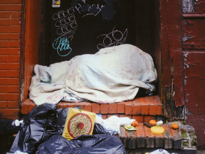 Hádka bezdomovců v přerovském squatu skončila bodnou ránou v břiše