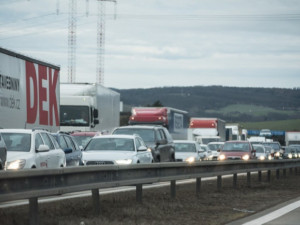 Na dálnici D35 u Lipníku havaroval kamion i osobní vůz, byla neprůjezdná