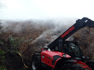 U požáru štěpky od včerejška zasahuje pět hasičských jednotek. Materiál stále doutná