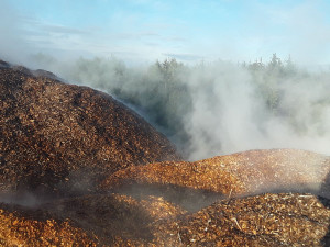 U požáru štěpky od včerejška zasahuje pět hasičských jednotek. Materiál stále doutná