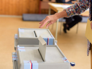 Voliči s nařízenou karanténou můžou hlasovat z auta nebo pomocí volební schránky. Jaká jsou pravidla?