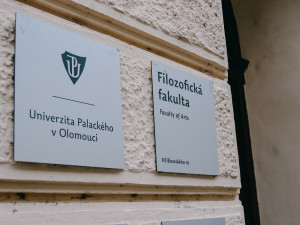 Univerzita Palackého se dále snaží zachovat prezenční výuku, omezuje skupiny