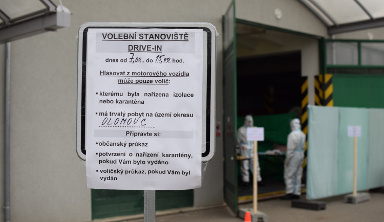 FOTO: Voliči v karanténě dnes mohou využít hlasování z auta. Drive-in je v každém okrese otevřen do 15:00