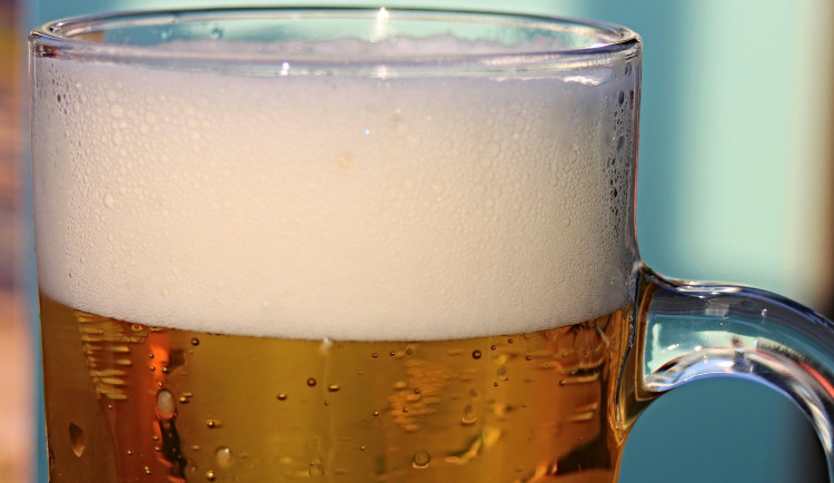 Pivo v Česku zdražuje. Po dalších značkách zvýšil ceny i Staropramen