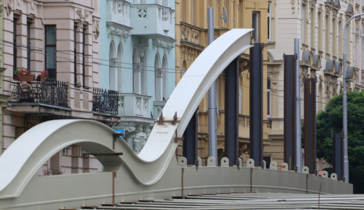 FOTO: Z Itálie přijely komponenty nového mostu. Přezdívá se mu Rejnok