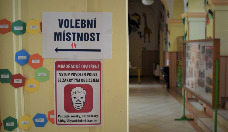 VOLBY 2020: Krajské a senátní volby začaly. Jak to vypadá v olomouckých volebních místnostech?