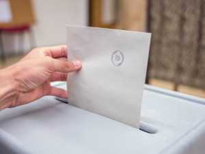 Volby jsou zde. Lidé v Česku si budou vybírat krajské zastupitele a senátory