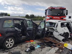 AKTUÁLNĚ: Dálnici D1 u Lipníku nad Bečvou zablokovala vážná nehoda čtyř aut, sedm osob zraněno