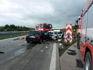 AKTUÁLNĚ: Dálnici D1 u Lipníku nad Bečvou zablokovala vážná nehoda čtyř aut, sedm osob zraněno