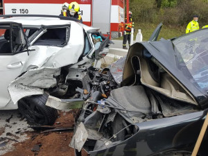AKTUÁLNĚ: Dálnici D1 u Lipníku nad Bečvou zablokovala vážná nehoda čtyř aut, sedm osob zraněno