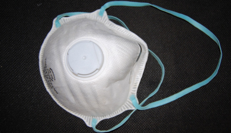 Téměř tři miliony respirátorů míří do škol. Každý zaměstnanec by jich měl dostat deset