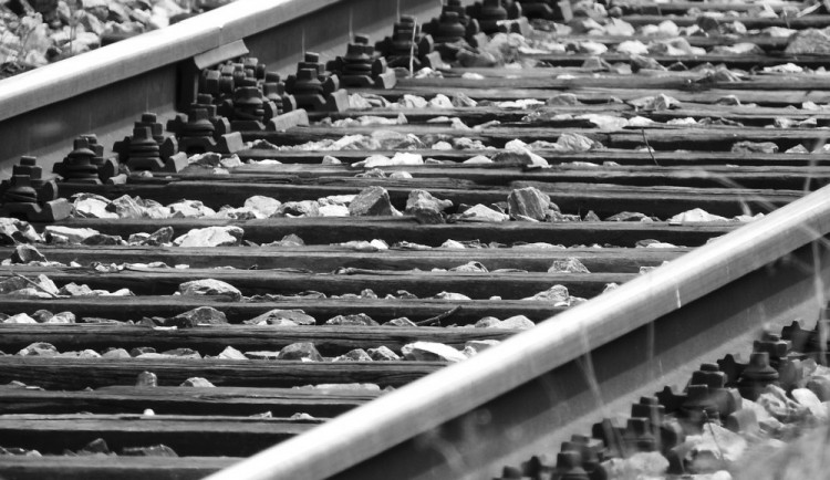 Vlak srazil a zabil člověka na železničním koridoru mezi Olomoucí a Přerovem