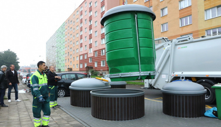 Na olomouckém sídlišti mají nové polopodzemní kontejnery s větší kapacitou