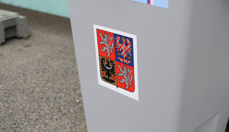 Kandidáti na senátora pokračují ve svých volebních kampaních