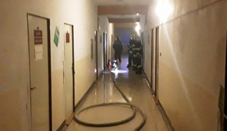 Čtyři jednotky hasičů zasahovaly v uničovské ubytovně. Příčina požáru se vyšetřuje