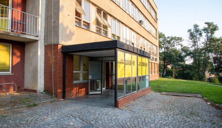 Od soboty 10. října prodlužuje FN Olomouc otevírací dobu odběrového místa na vyšetření COVID-19