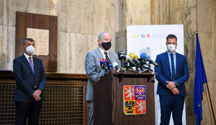 Restaurace otevřeny do 20:00, konec kulturním a sportovním akcím. Ministr Prymula zpřísňuje opatření