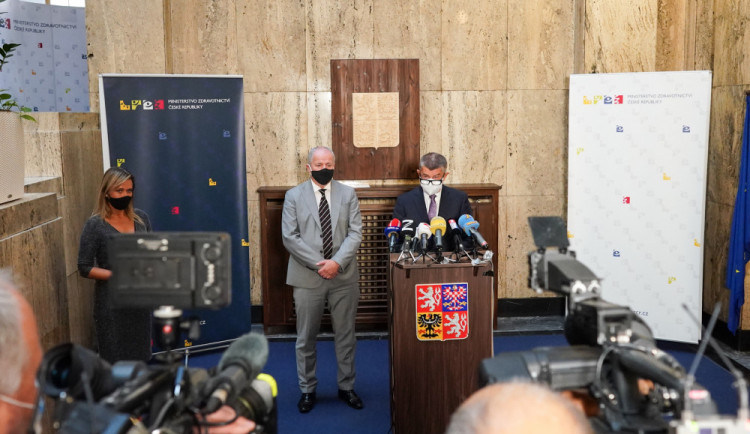 Do obchodů a provozoven maximálně ve dvou lidech aneb na co Prymula včera zapomněl