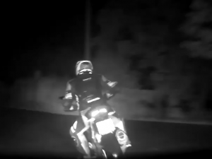 VIDEO: Zfetovaný mladík unikal policistům na kradené motorce. Pak havaroval a překvapil přestupky