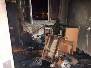 FOTO: Hasiči zachránili dítě a další dvě osoby z hořícího bytu panelového domu