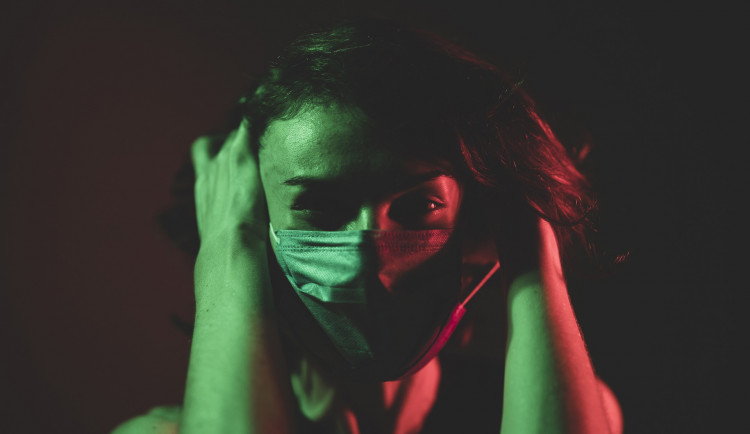 V pondělí přibylo 4310 případů nákazy koronavirem