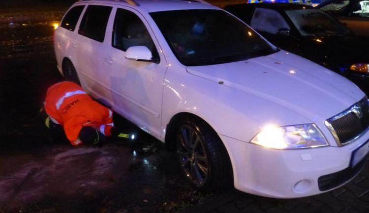 FOTO: Opilý řidič Octavie najel na středový ostrůvek přechodu pro chodce, nikdo nebyl zraněn