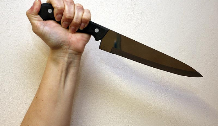 Muž v Olomouci zaútočil nožem na známého, je obviněn z pokusu o vraždu