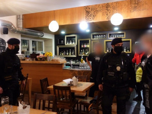 VIDEO: Policie kontrolovala olomoucké hospody, byla v Chomoutu i U Anči