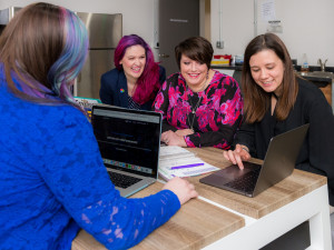 Děti přešly na online výuku. Učitelé musí zvládnout hodiny se třídou i učení s vlastními dětmi