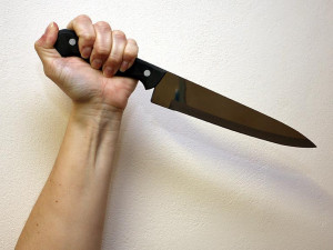 Muž v Olomouci zaútočil nožem na známého, je obviněn z pokusu o vraždu