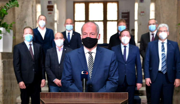 Prymula: Fakultní nemocnice omezí plánovanou péči. Připravují se na nápor