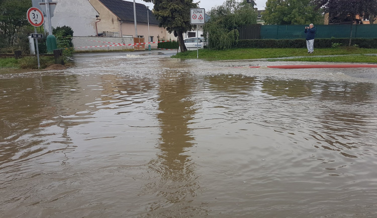 FOTO: Riziko povodní přetrvává. U Přerova voda zaplavila pět ulic, podjezd i domy