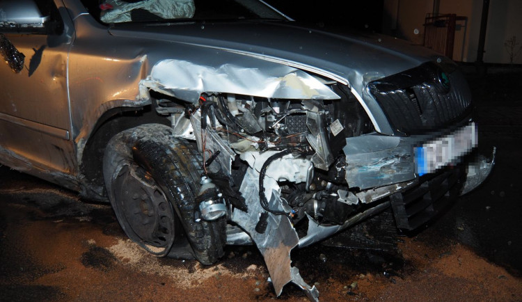 FOTO: Dvacetiletý podnapilý řidič naboural do kovového zábradlí. Poničil dopravní značení a zaparkovaný vůz