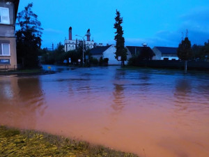 FOTO: Riziko povodní přetrvává. U Přerova voda zaplavila pět ulic, podjezd i domy