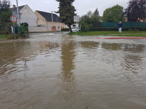 FOTO: Riziko povodní přetrvává. U Přerova voda zaplavila pět ulic, podjezd i domy