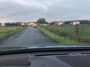 U Chomoutovského jezera se ve čtvrtek ráno srazila dvě auta. Doprava musela být odkláněna přes Horku