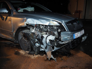 FOTO: Dvacetiletý podnapilý řidič naboural do kovového zábradlí. Poničil dopravní značení a zaparkovaný vůz