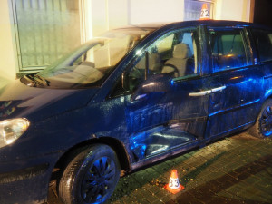 FOTO: Dvacetiletý podnapilý řidič naboural do kovového zábradlí. Poničil dopravní značení a zaparkovaný vůz