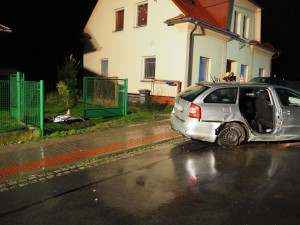 FOTO: Dvacetiletý podnapilý řidič naboural do kovového zábradlí. Poničil dopravní značení a zaparkovaný vůz