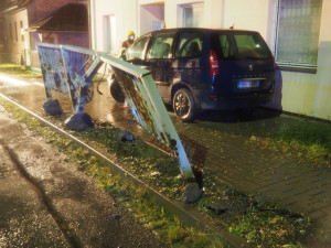 FOTO: Dvacetiletý podnapilý řidič naboural do kovového zábradlí. Poničil dopravní značení a zaparkovaný vůz