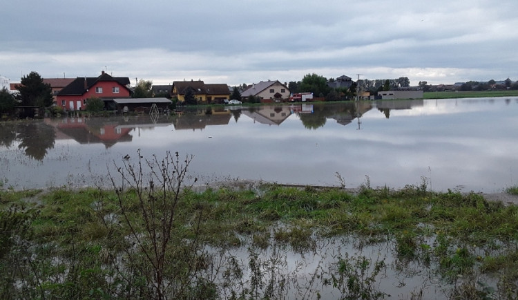 VIDEO: Povodně zasáhly nejvíce Přerovsko. Policisté prověřují zatopení části Brodku