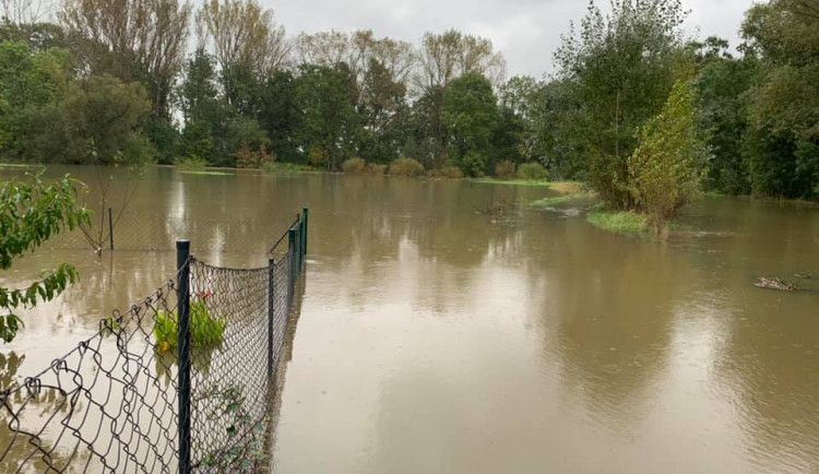 Morava stoupá už jen mírně. V Olomouckém kraji stále platí dva druhé povodňové stupně