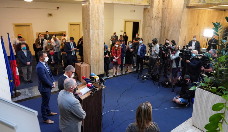 Vláda schválila podporu živnostníkůmi i podnikatelům. Program COVID III prodloužen